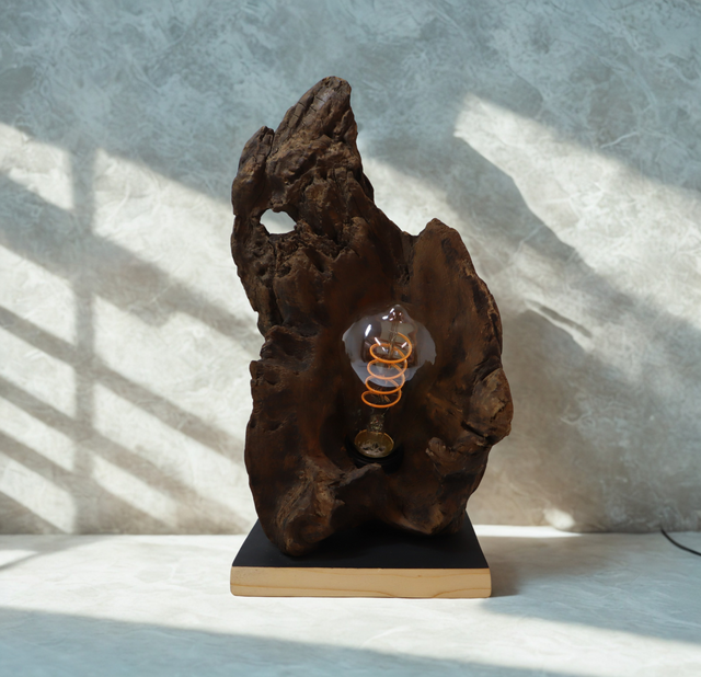 Handgemachte Lampen aus Holz