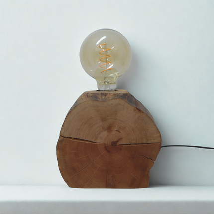 Tischlampe aus Altholz – Nachhaltigkeit und rustikale Eleganz