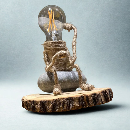 Tischlampe „Der Denker“ – Nachhaltig, Kreativ & Stilvoll