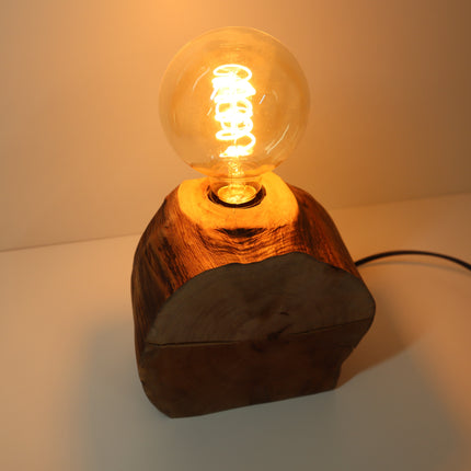 Tischlampe aus Altholz – Nachhaltigkeit und rustikale Eleganz