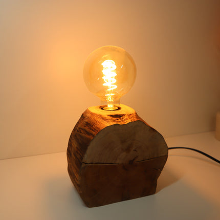 Tischlampe aus Altholz – Nachhaltigkeit und rustikale Eleganz