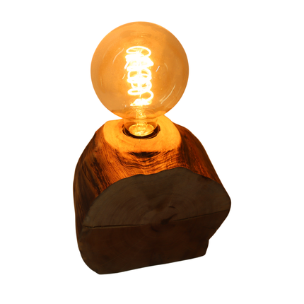 Tischlampe aus Altholz – Nachhaltigkeit und rustikale Eleganz