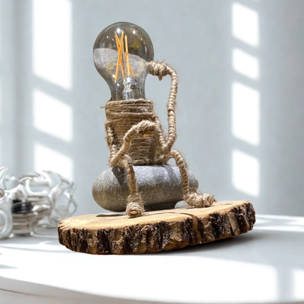 Tischlampe „Der Denker“ – Nachhaltig, Kreativ & Stilvoll