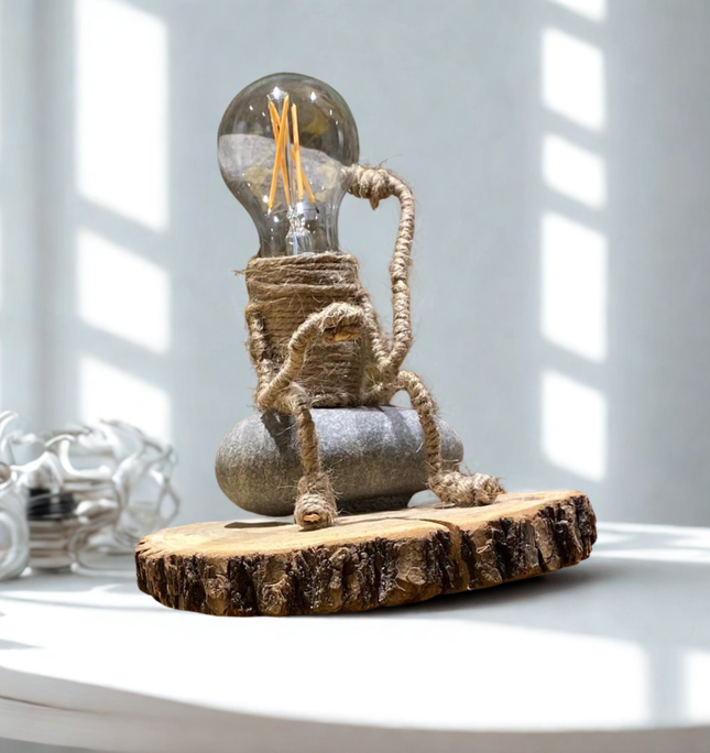 Tischlampe „Der Denker“ – Nachhaltig, Kreativ & Stilvoll