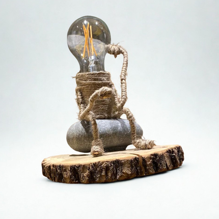 Tischlampe „Der Denker“ – Nachhaltig, Kreativ & Stilvoll