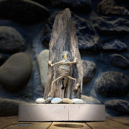 Tischlampe „Bergsteiger“ – Handgefertigte Schweizer Kunst