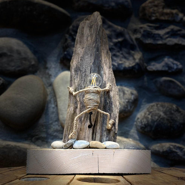 Tischlampe „Bergsteiger“ – Handgefertigte Schweizer Kunst