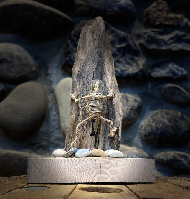 Tischlampe „Bergsteiger“ – Handgefertigte Schweizer Kunst