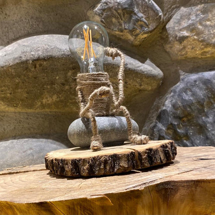 Tischlampe „Der Denker“ – Nachhaltig, Kreativ & Stilvoll