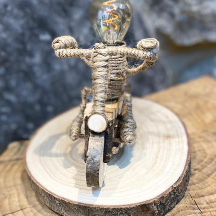 Töff-Fahrer Lampe – einzigartiges Deko-Unikat aus Holz & Jute