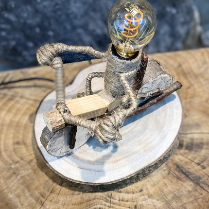 Töff-Fahrer Lampe – einzigartiges Deko-Unikat aus Holz & Jute